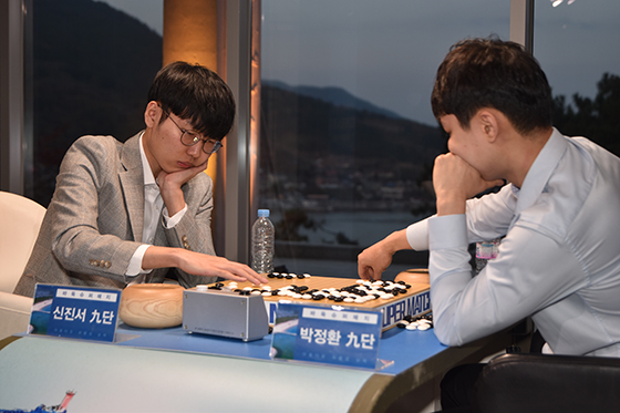 신진서 4연승, 남해 슈퍼매치 4국 승리